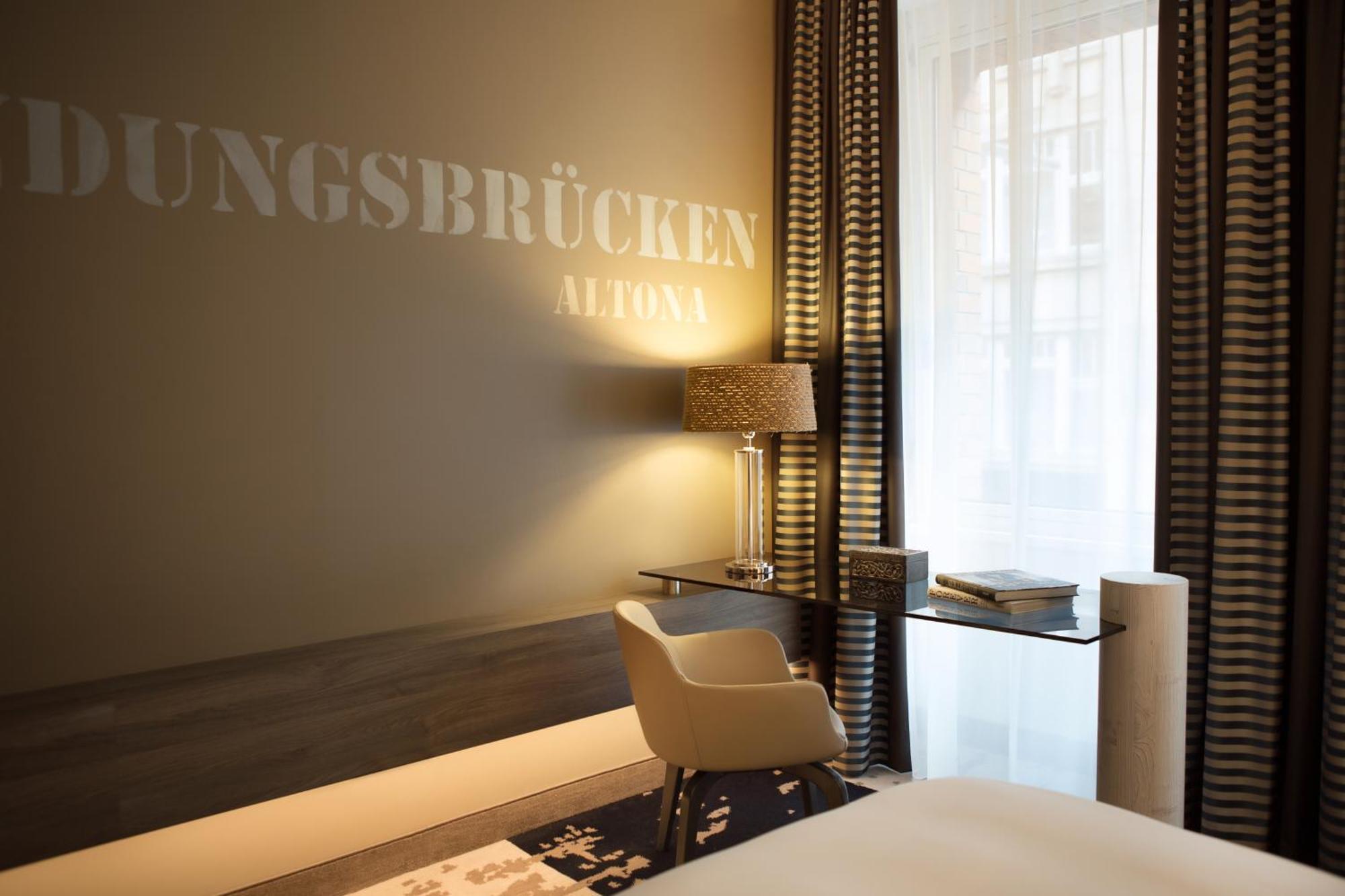 โรงแรมเรอเนซองส์ ฮัมบวร์ค ฮัมบูร์ก ภายนอก รูปภาพ A room at the hotel