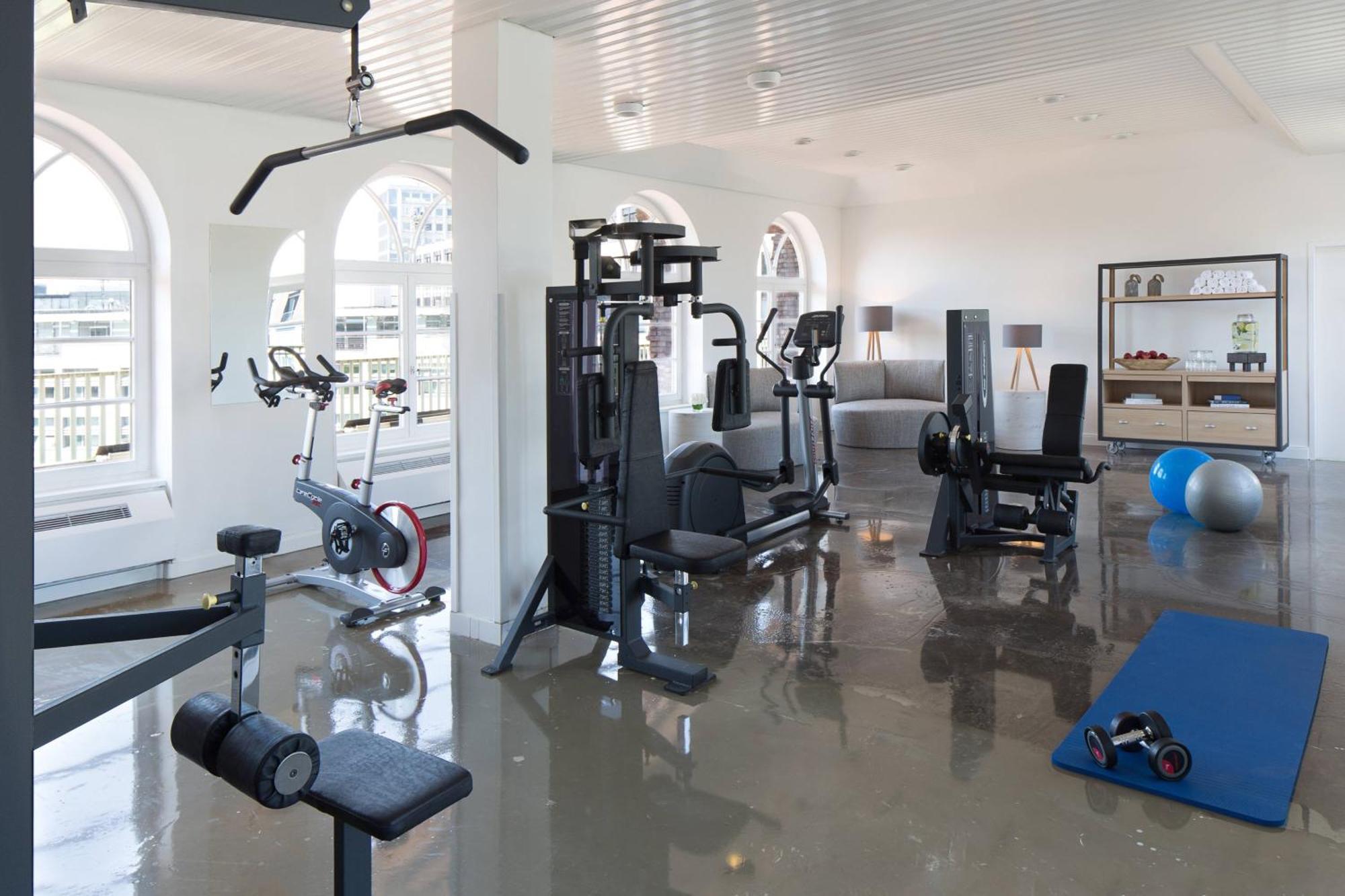 โรงแรมเรอเนซองส์ ฮัมบวร์ค ฮัมบูร์ก ภายนอก รูปภาพ A home gym