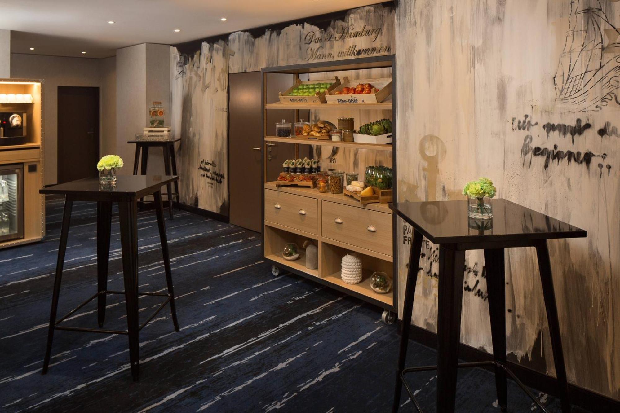 โรงแรมเรอเนซองส์ ฮัมบวร์ค ฮัมบูร์ก ภายนอก รูปภาพ The lounge at the airport