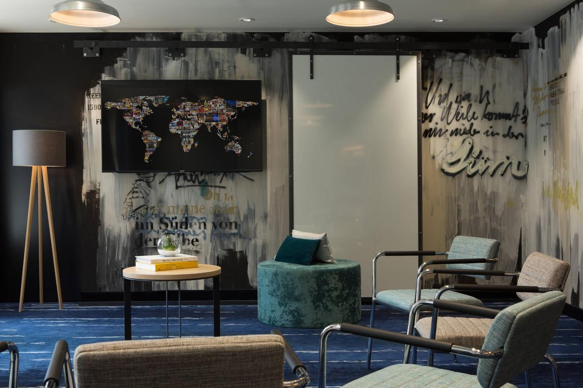 โรงแรมเรอเนซองส์ ฮัมบวร์ค ฮัมบูร์ก ภายนอก รูปภาพ The lounge at the airport