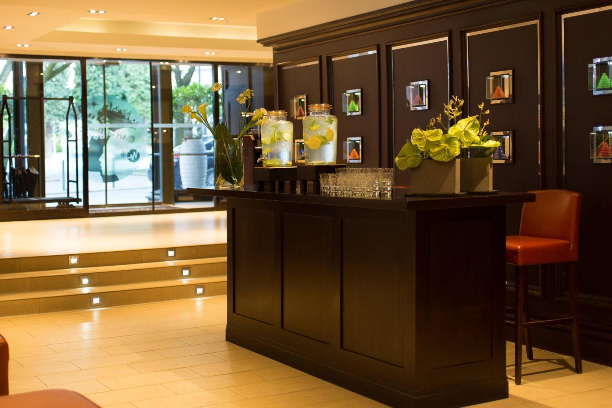 โรงแรมเรอเนซองส์ ฮัมบวร์ค ฮัมบูร์ก ภายนอก รูปภาพ The bar at the hotel