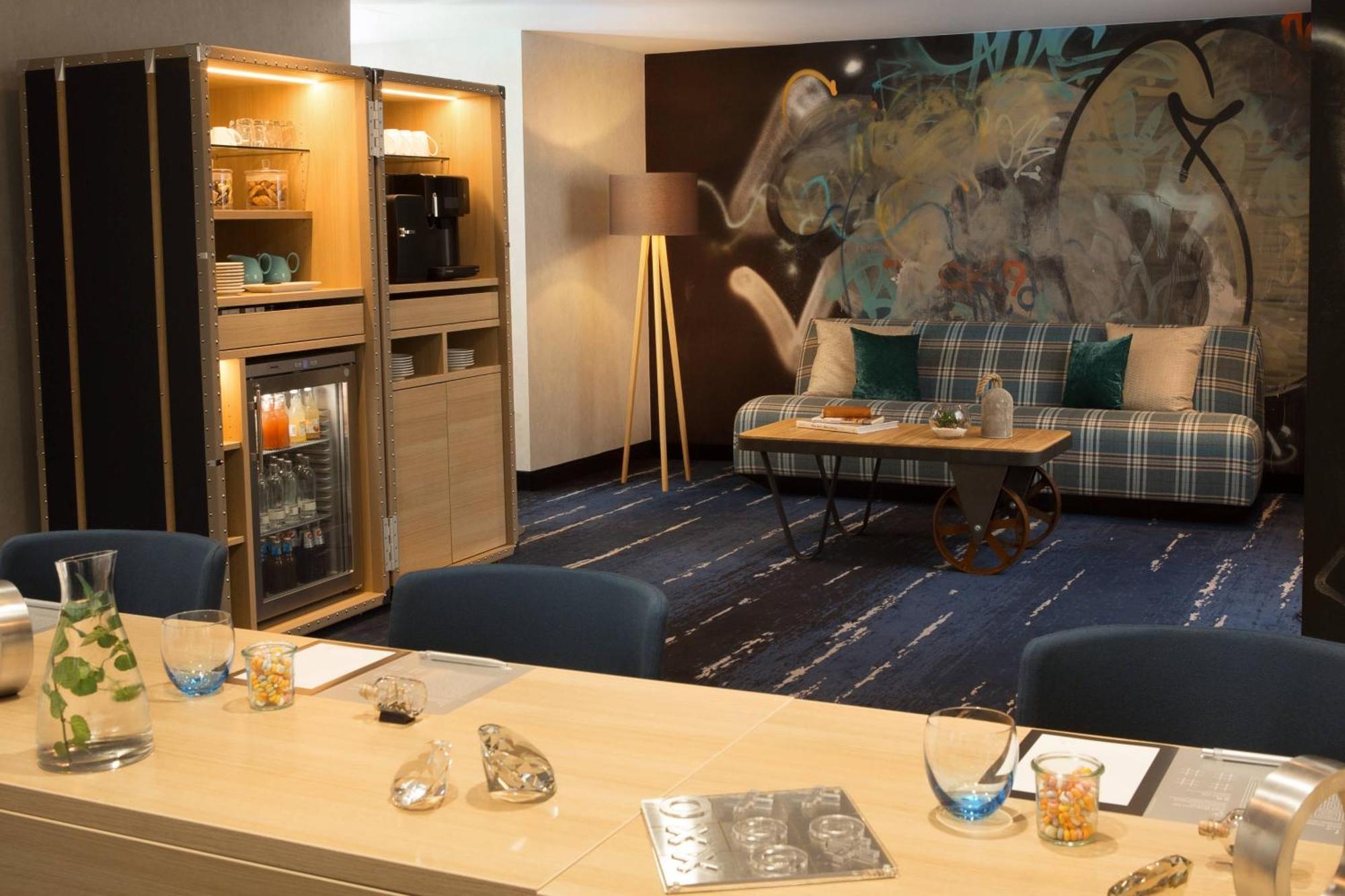 โรงแรมเรอเนซองส์ ฮัมบวร์ค ฮัมบูร์ก ภายนอก รูปภาพ A suite at the hotel