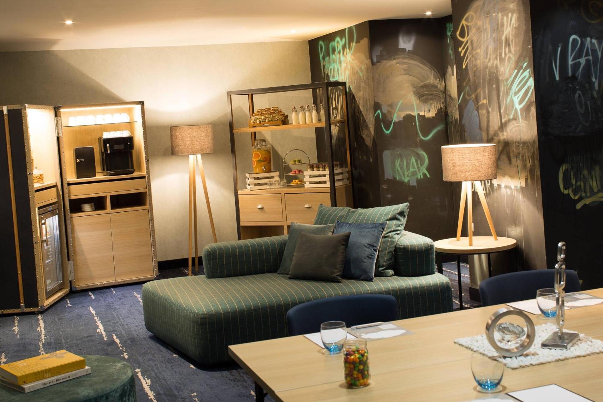 โรงแรมเรอเนซองส์ ฮัมบวร์ค ฮัมบูร์ก ภายนอก รูปภาพ A suite at the hotel
