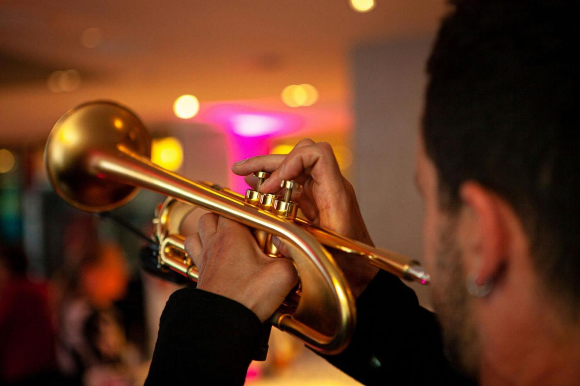โรงแรมเรอเนซองส์ ฮัมบวร์ค ฮัมบูร์ก ภายนอก รูปภาพ A trumpet player