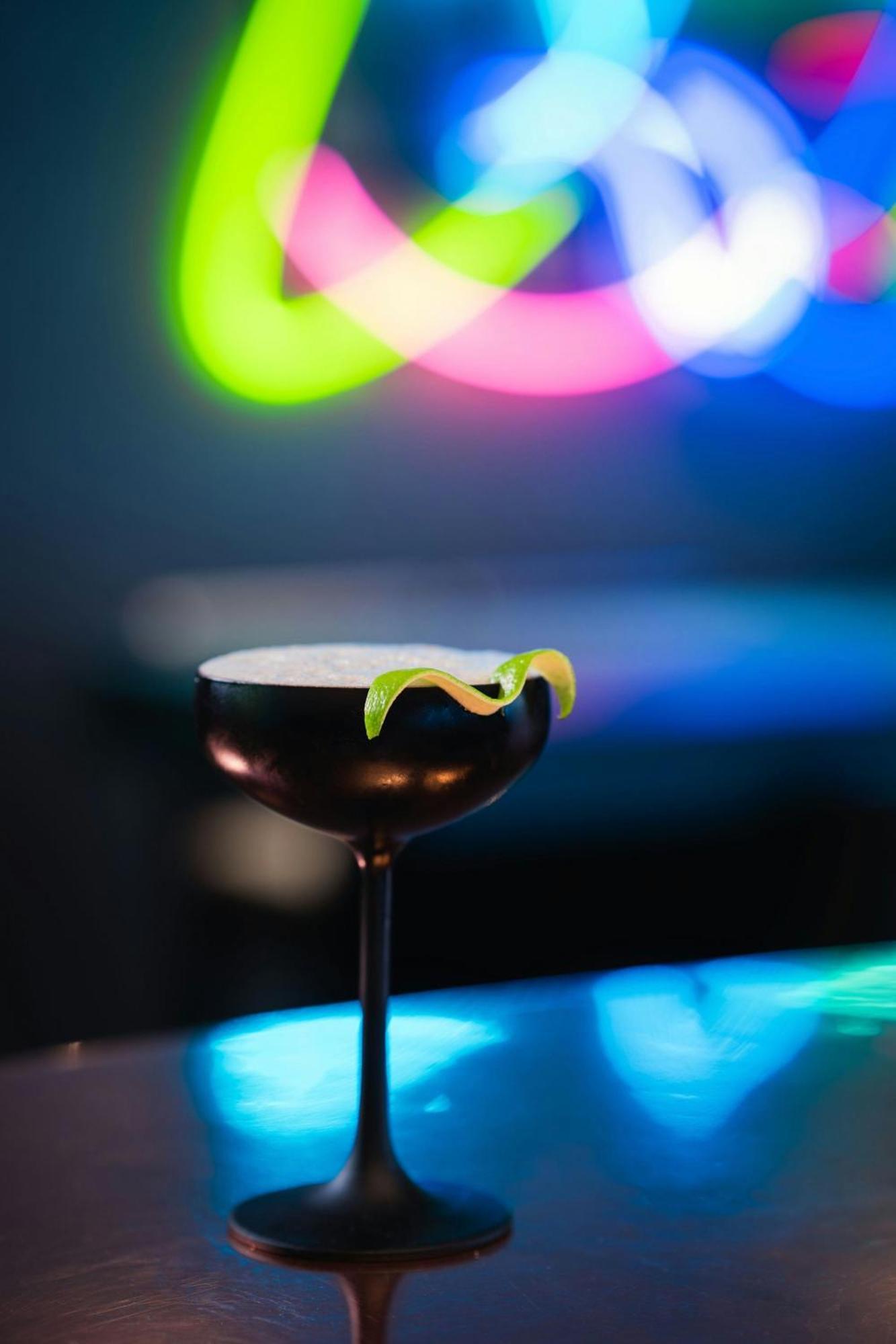โรงแรมเรอเนซองส์ ฮัมบวร์ค ฮัมบูร์ก ภายนอก รูปภาพ A grasshopper cocktail