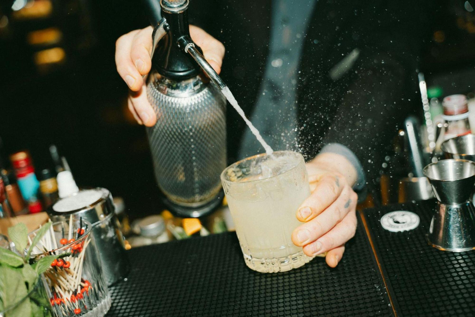 โรงแรมเรอเนซองส์ ฮัมบวร์ค ฮัมบูร์ก ภายนอก รูปภาพ Soda siphon in use