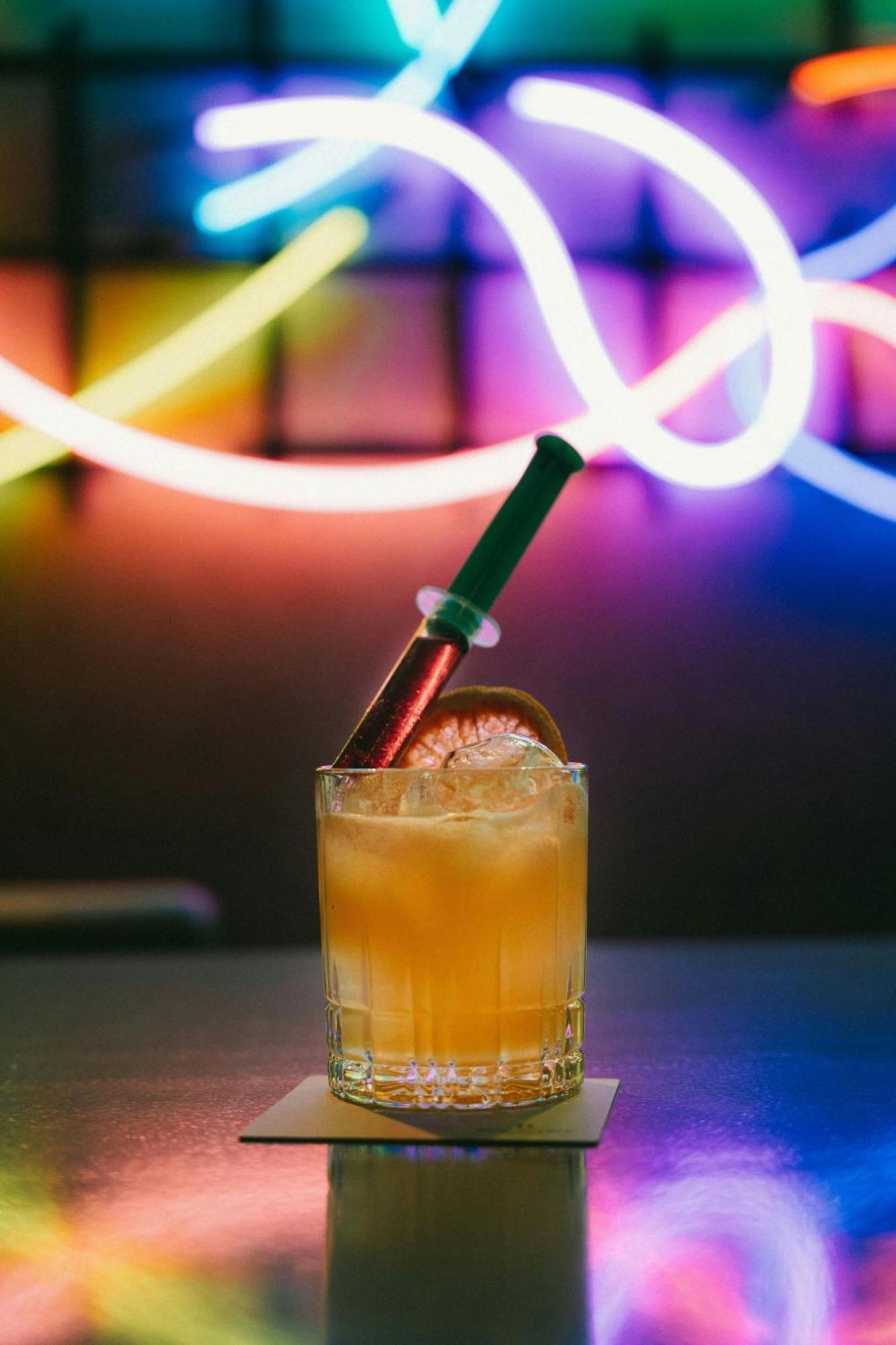โรงแรมเรอเนซองส์ ฮัมบวร์ค ฮัมบูร์ก ภายนอก รูปภาพ A screwdriver cocktail
