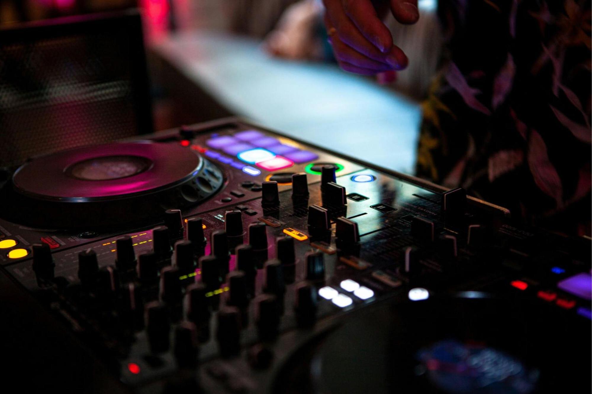 โรงแรมเรอเนซองส์ ฮัมบวร์ค ฮัมบูร์ก ภายนอก รูปภาพ A DJ mixing music