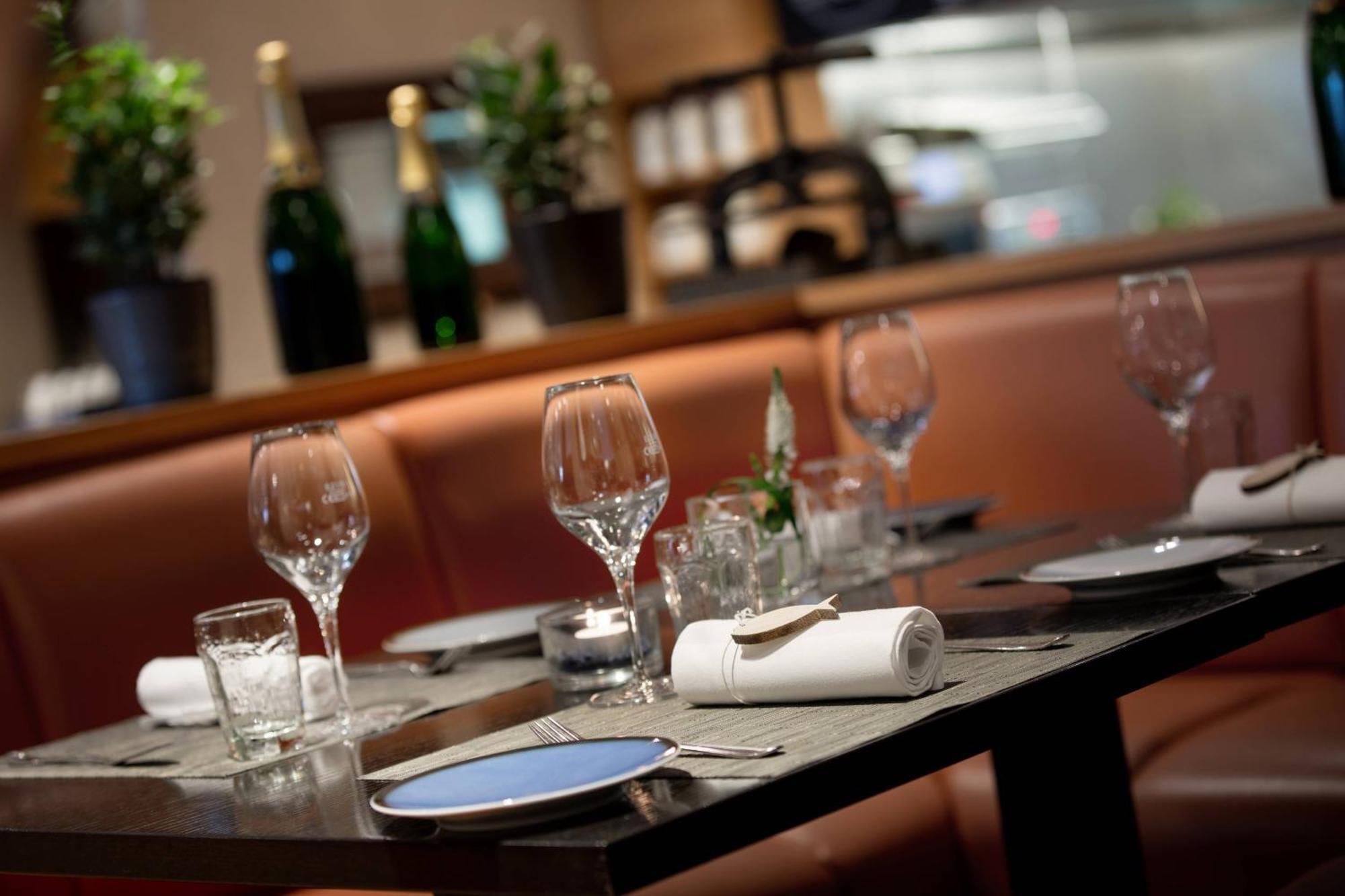 โรงแรมเรอเนซองส์ ฮัมบวร์ค ฮัมบูร์ก ภายนอก รูปภาพ Interior of the restaurant