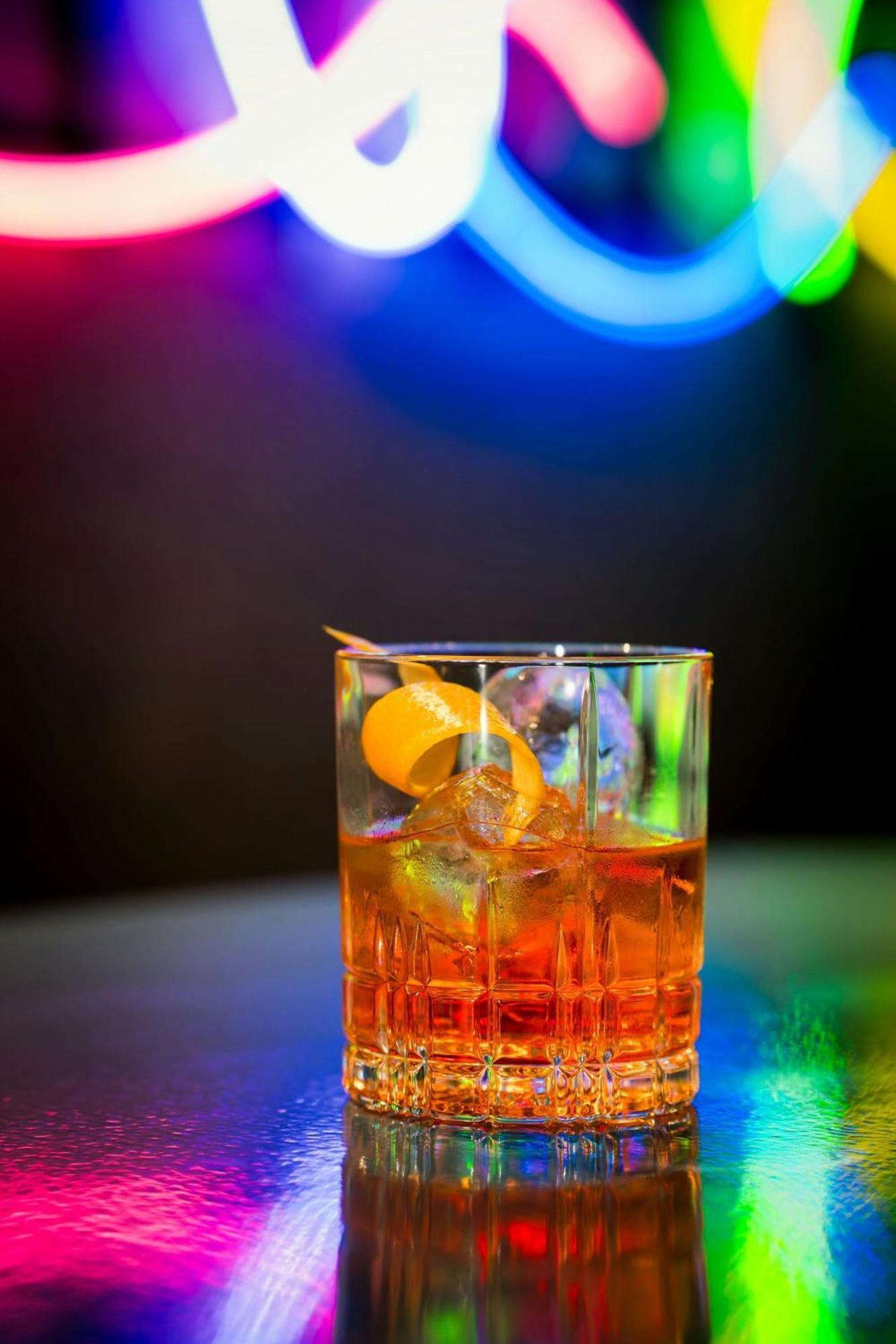 โรงแรมเรอเนซองส์ ฮัมบวร์ค ฮัมบูร์ก ภายนอก รูปภาพ Negroni cocktail