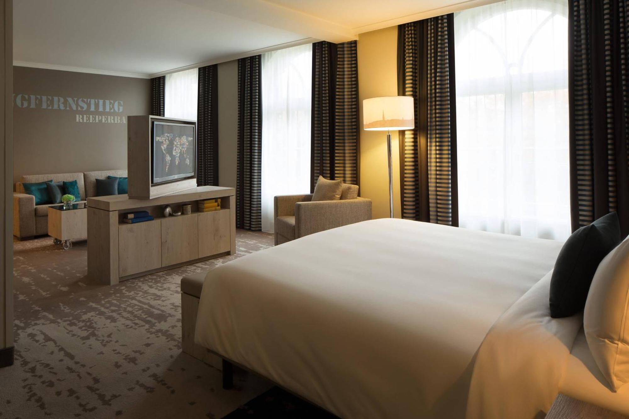 โรงแรมเรอเนซองส์ ฮัมบวร์ค ฮัมบูร์ก ภายนอก รูปภาพ A room at the hotel