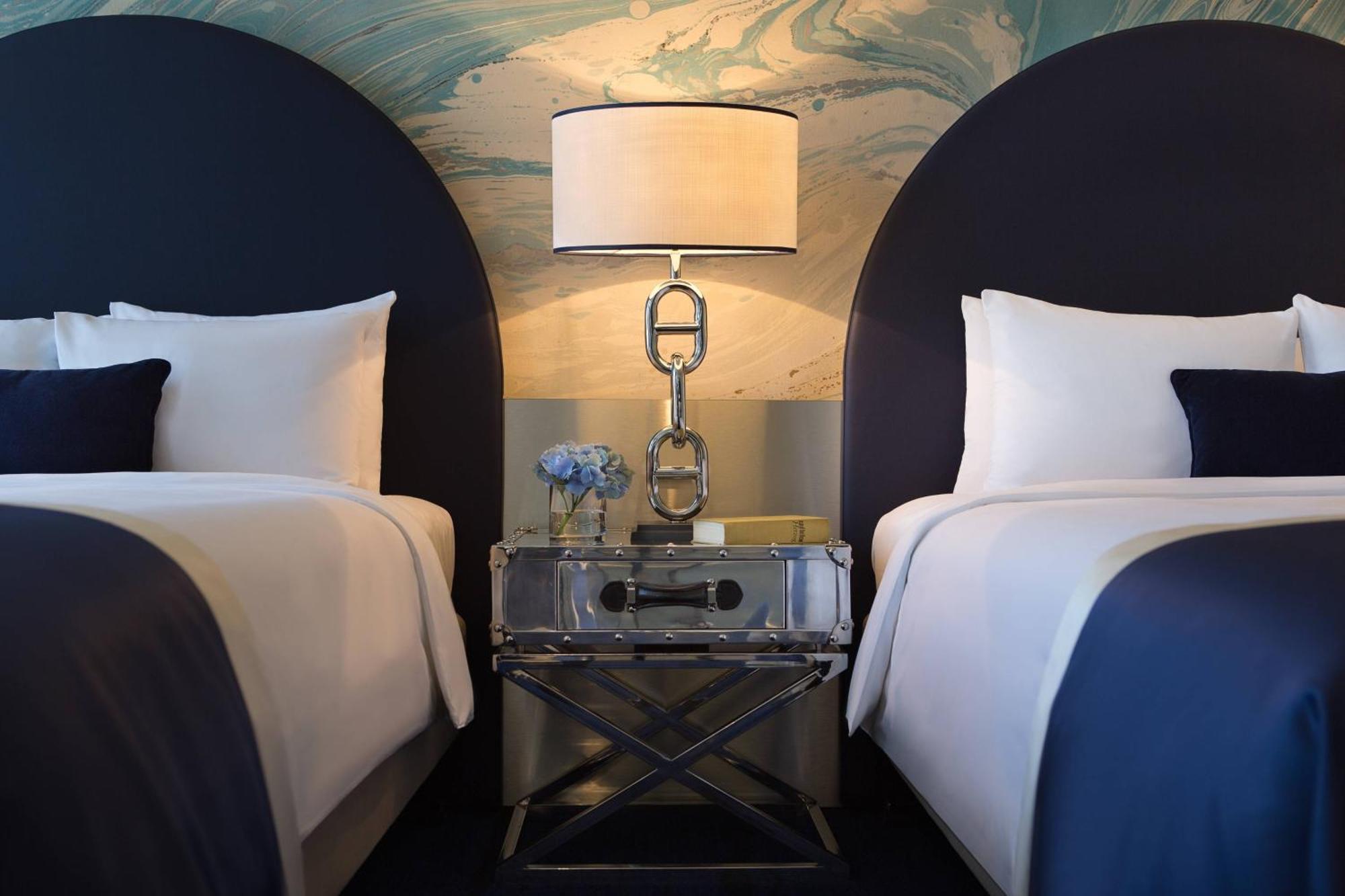 โรงแรมเรอเนซองส์ ฮัมบวร์ค ฮัมบูร์ก ภายนอก รูปภาพ A guest room at the Hotel Indigo