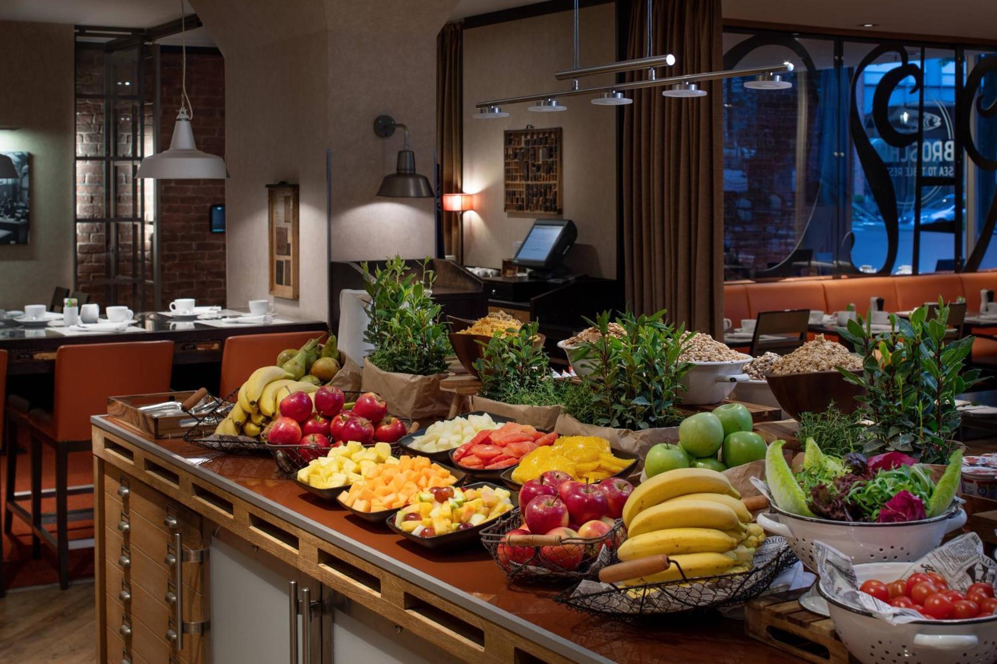โรงแรมเรอเนซองส์ ฮัมบวร์ค ฮัมบูร์ก ภายนอก รูปภาพ A buffet at a hotel