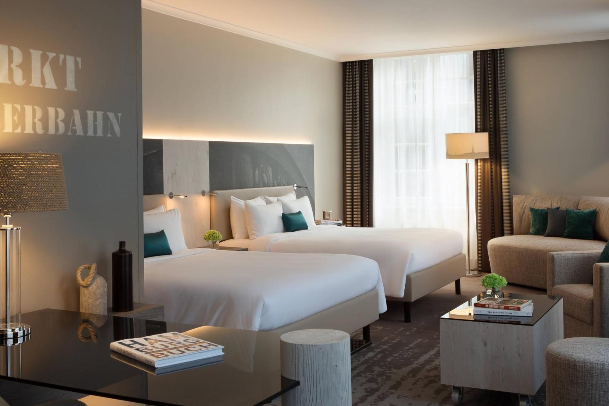 โรงแรมเรอเนซองส์ ฮัมบวร์ค ฮัมบูร์ก ภายนอก รูปภาพ A room at the hotel
