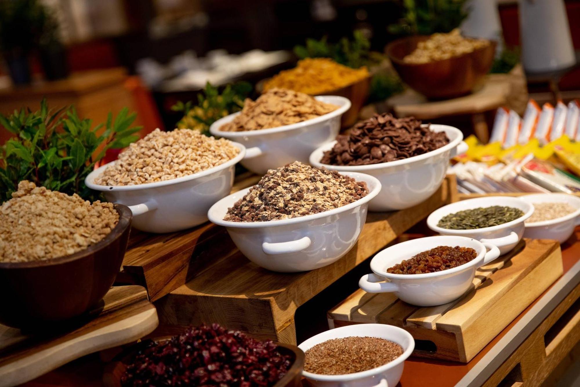 โรงแรมเรอเนซองส์ ฮัมบวร์ค ฮัมบูร์ก ภายนอก รูปภาพ A selection of breakfast cereals