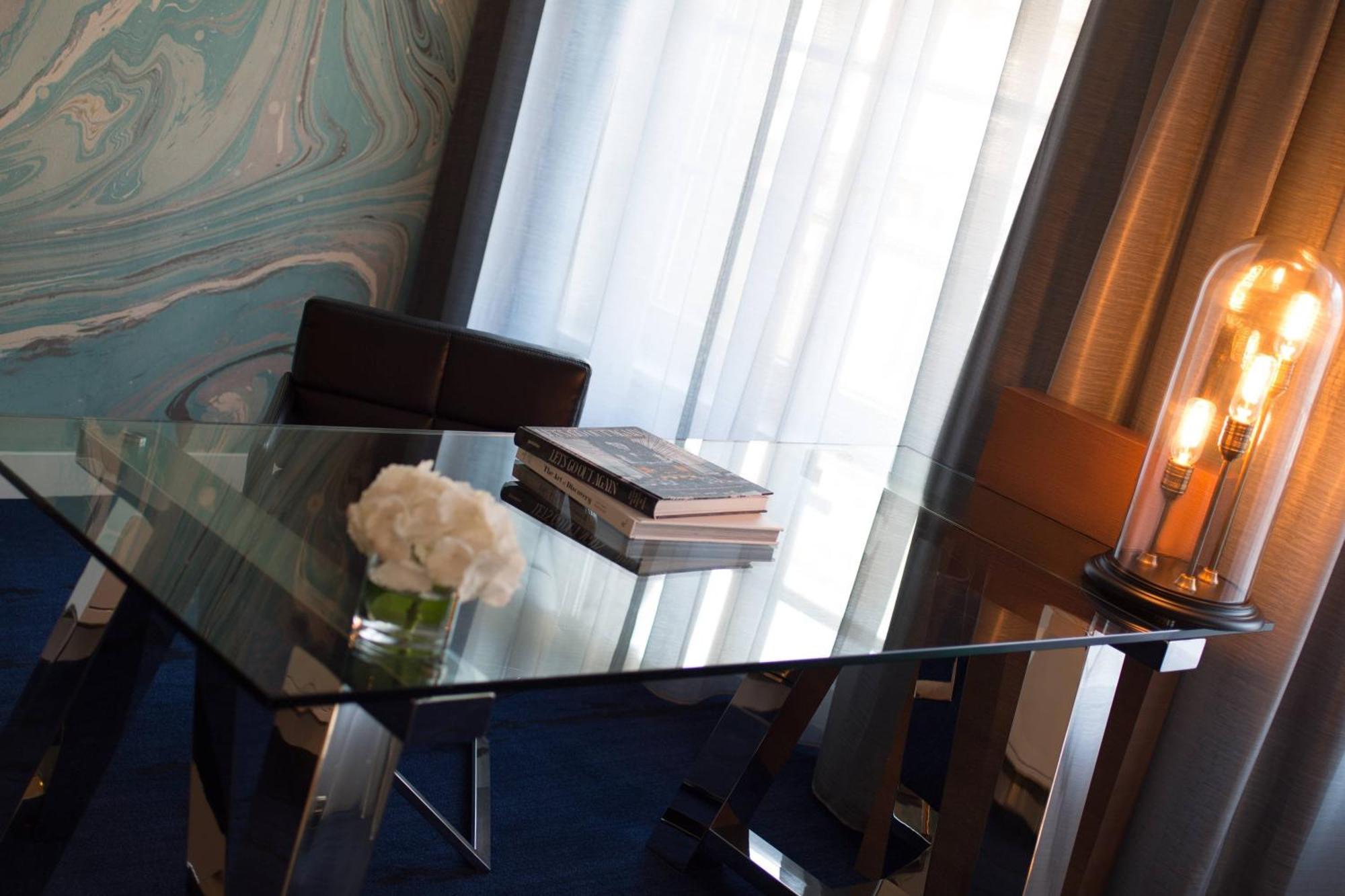 โรงแรมเรอเนซองส์ ฮัมบวร์ค ฮัมบูร์ก ภายนอก รูปภาพ A glass table