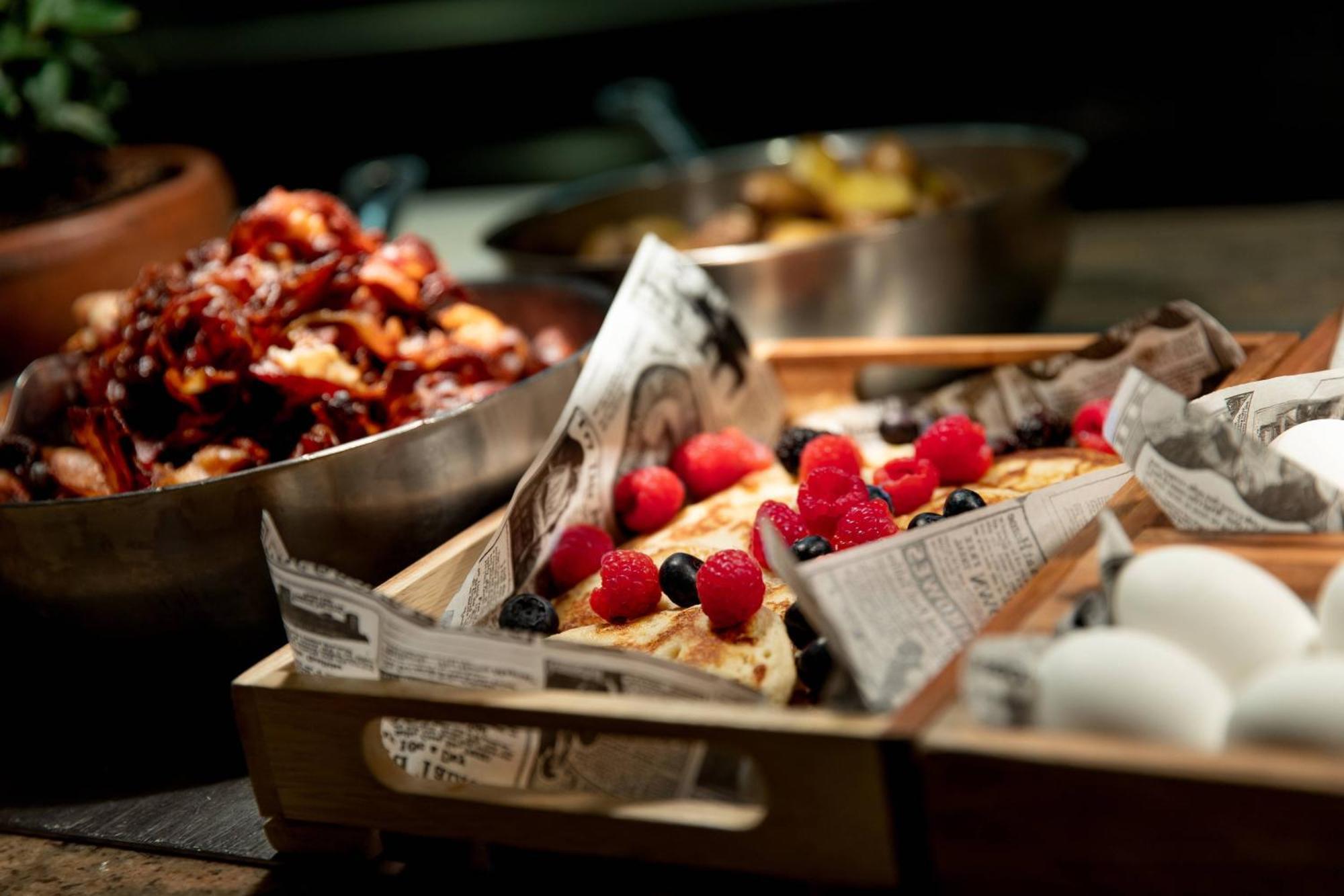 โรงแรมเรอเนซองส์ ฮัมบวร์ค ฮัมบูร์ก ภายนอก รูปภาพ A selection of desserts