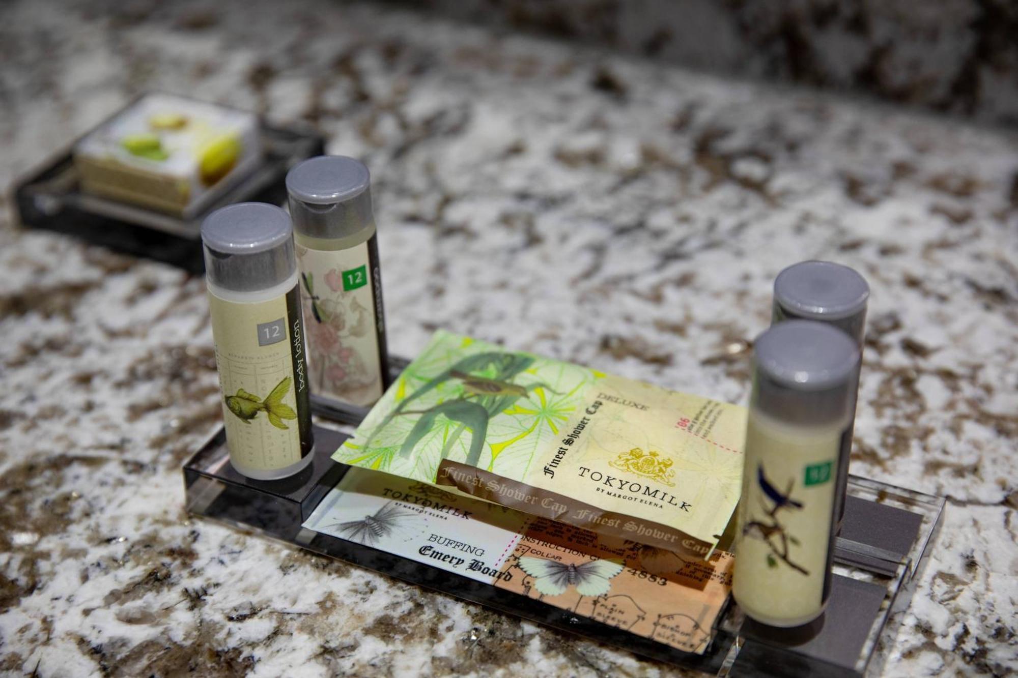 โรงแรมเรอเนซองส์ ฮัมบวร์ค ฮัมบูร์ก ภายนอก รูปภาพ A selection of toiletries