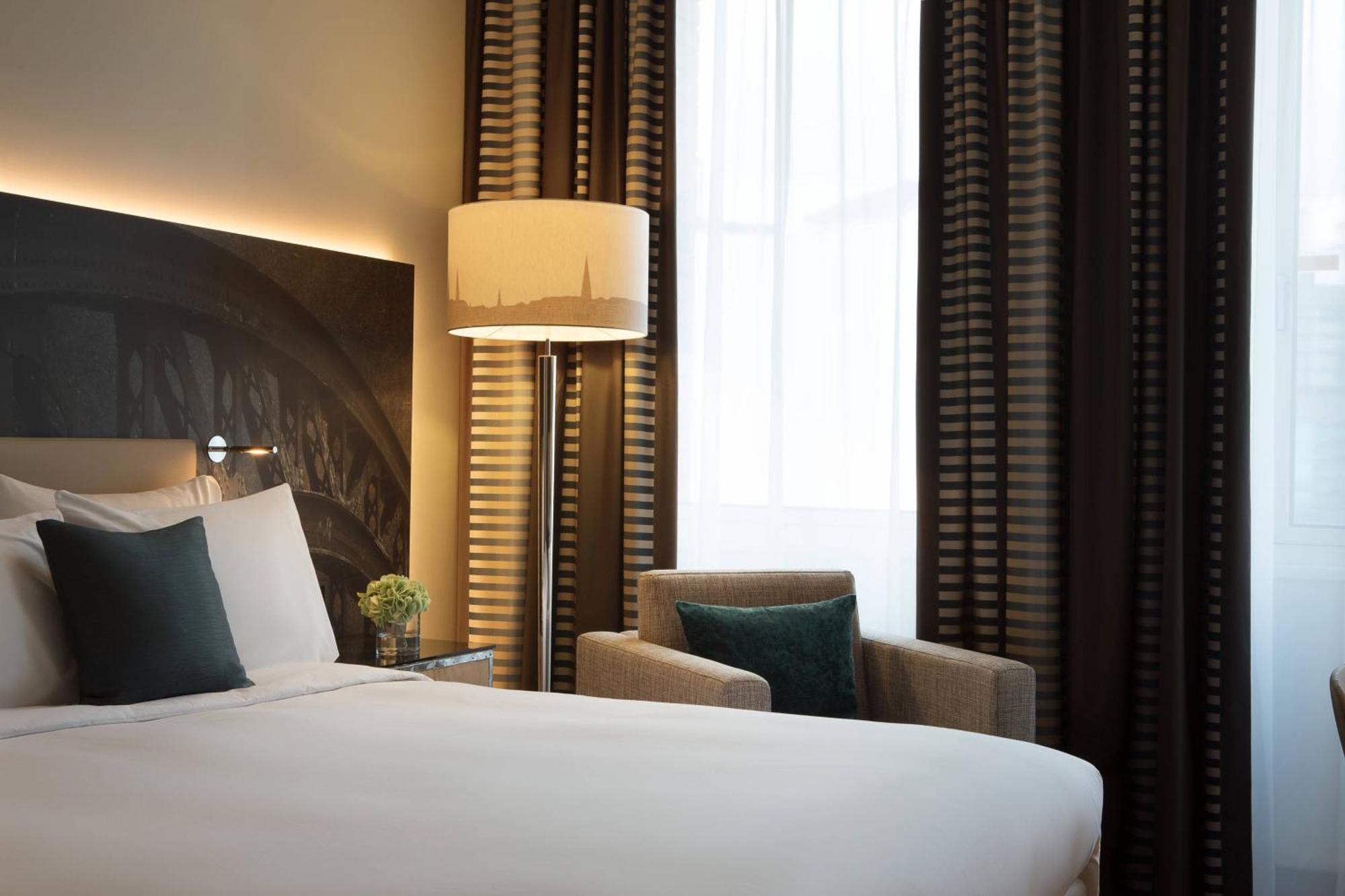 โรงแรมเรอเนซองส์ ฮัมบวร์ค ฮัมบูร์ก ภายนอก รูปภาพ A room at the hotel